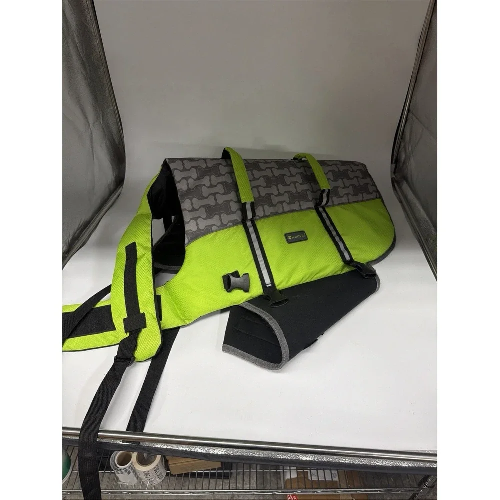 Wellver branded dog life jacket in green XL